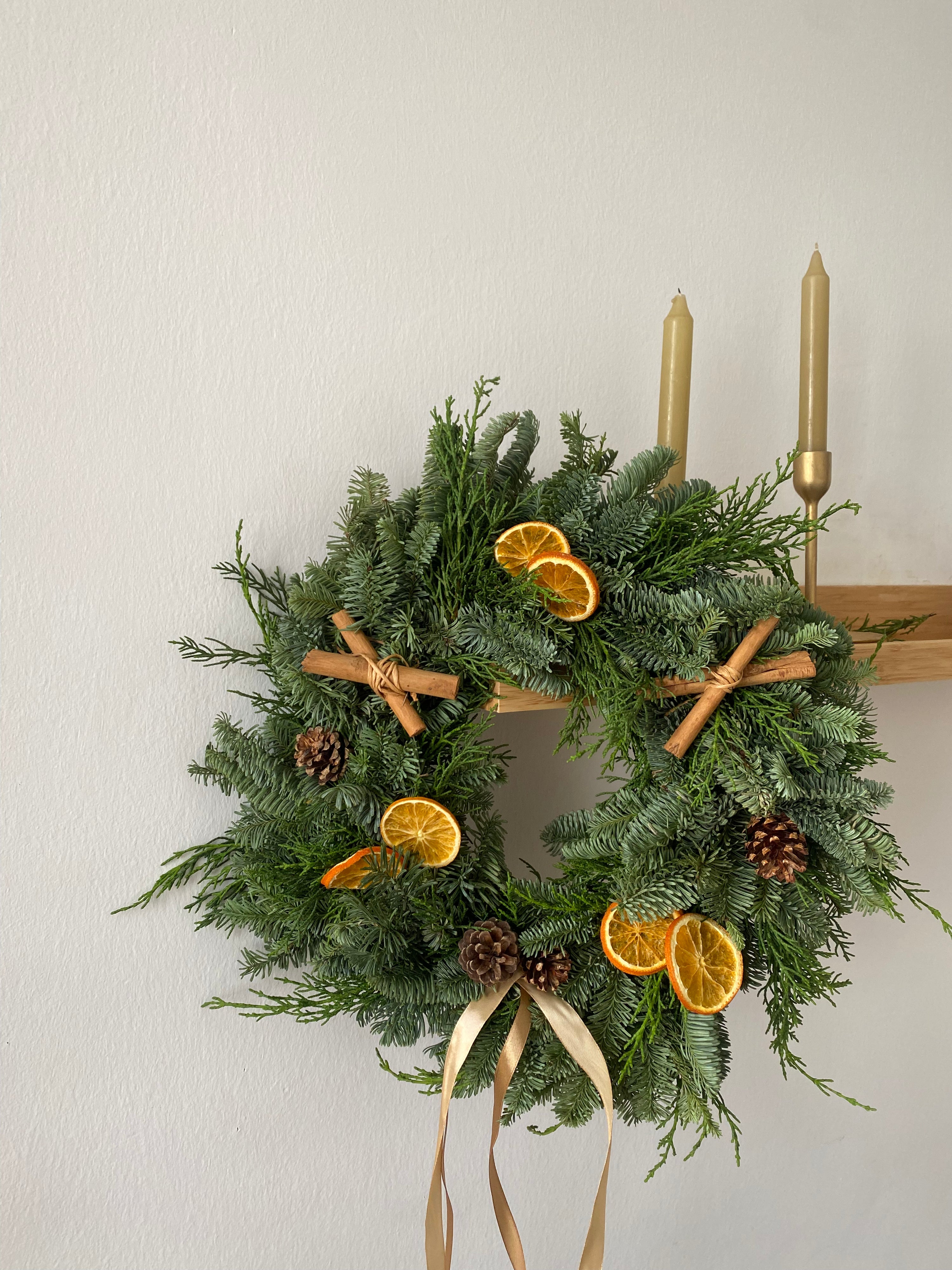 12 DE DICIEMBRE: CORONA DE NAVIDAD (viernes)